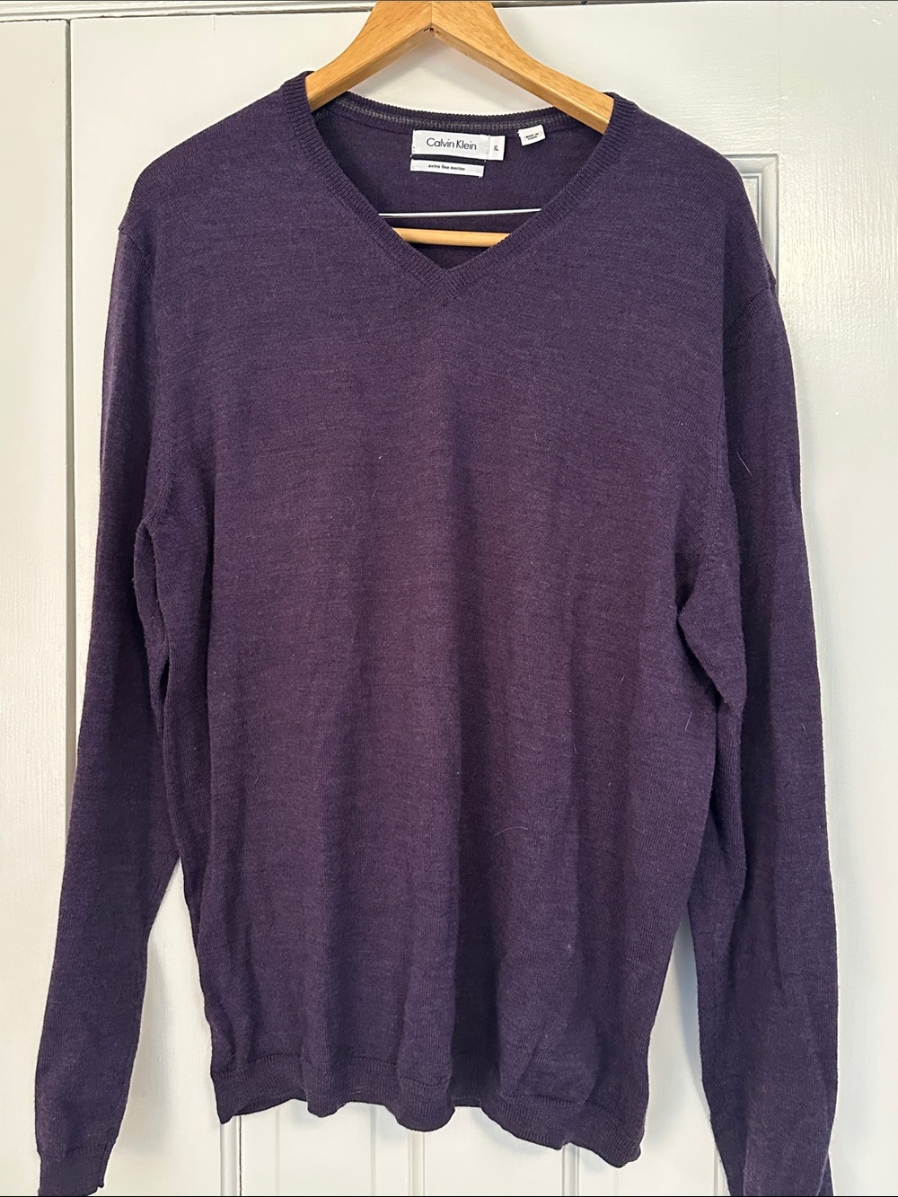 Calvin Klein Men's V-Neck Sweater in Plum XL